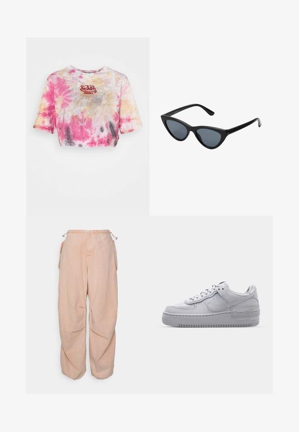 Beskaaret tie-dye t-shirt i pink, gul og grå med en broderet rød "Von Dutch Originals" logo på brystet. Korte ærmer.; BDG Urban Outfitters BAGGY CARGO - Jeans Relaxed Fit - acid pink; Grå Nike Air Force 1 sneakers med perforeret tå, glat læderoverdel, tyk sål og præget 'AIR' detalje på hælen.; Sorte katteøje solbriller med mørkegrå linser, slankt plastisk stel, spidse hjørner og lige stænger. Ingen synlig hardware eller dekorationer.