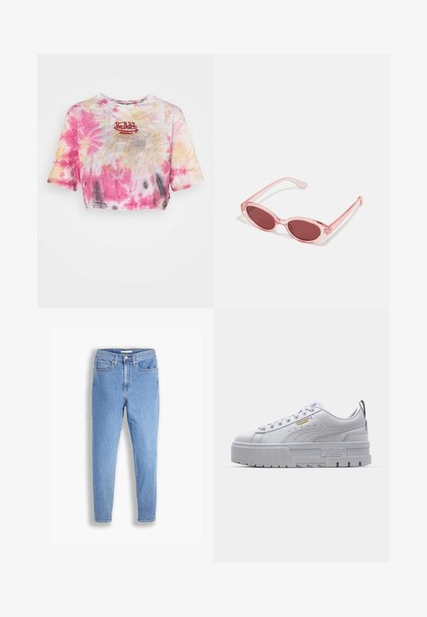 Gekürztes Batik-T-Shirt in Pink, Gelb und Grau mit einem gestickten roten "Von Dutch Originals"-Logo auf der Brust. Kurze Ärmel.; Hellblaue, hoch-taillierte, schmale Jeans mit vorderen und hinteren Taschen, Knopfverschluss und Gürtelschlaufen auf weißem Hintergrund.; Weiße Plattform-Sneaker mit einem glatten Lederoberteil, gepolstertem Kragen, grauer Gummisohle und goldenen Akzenten mit dem Puma-Logo.; Pink transparente Sonnenbrille mit ovalen Gläsern, dunkler roter Tönung und schlanken Bügeln, ausgestattet mit einer glatten Oberfläche und dezenten Details am Rahmen.