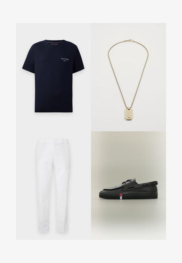 Námornícka modrá bavlnená tričko s krátkymi rukávmi, okrúhlym výstrihom a malým bielym logom "HILFIGER 1985" na hrudi. Mäkká textúra.; Biele slim-fit nohavice s pútkami na opasok a bočnými vreckami, zobrazené rozložené na svetlom pozadí.; Čierna kožená lodná obuv s detailmi na šnúrky, plochou gumovou podrážkou a malým červeno-bielo-modrým logom Tommy Jeans na boku.; Zlatý reťazový náhrdelník s obdlžníkovým príveskom. Prívesok má textúrovaný vzor slnečných lúčov a malé logo v dolnej časti.