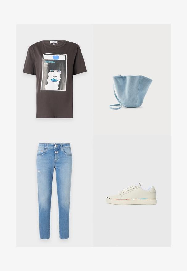 Grafisk t-shirt i mørkegrå bomuld med et farverigt print af en kvindes ansigt med blå læber og et blåt hjerte, rund halsudskæring og korte ærmer.; Lys blå denim jeans med slim fit, der har en knaplukning, let slid, og traditionelt fem-lomme design.; Off-white lav-Top sneakers med snørebåndsdesign, hvid indvendig foring og subtil flerfarvet kant langs sålens kant, set fra siden.; Lyseblå stofhåndtaske med lang strop, bred åbning øverst og stikninger i lodrette sømme, sat mod en ensfarvet hvid baggrund.