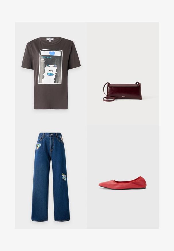 Grafisches T-Shirt aus dunkelgrauer Baumwolle mit einem bunten Druck eines FrauenGesichts, das blaue Lippen und ein blaues Herz zeigt. Rundhalsausschnitt und kurze Ärmel.; Dunkelblaue Denim-Hosen mit weitem Bein und zwei bunten Stickereipatches auf der Vorderseite. Verfügt über Standardtaschen und sichtbare Nähte.; Filippa K REY FLATS - Klassischer Ballerina - bright red; Burgunderfarbene Leder-Umhängetasche mit glatter Textur, rechteckiger Form, Klappenverschluss und einem dünnen, verstellbaren Trageriemen. Sichtbares goldfarbenes Logodesign.