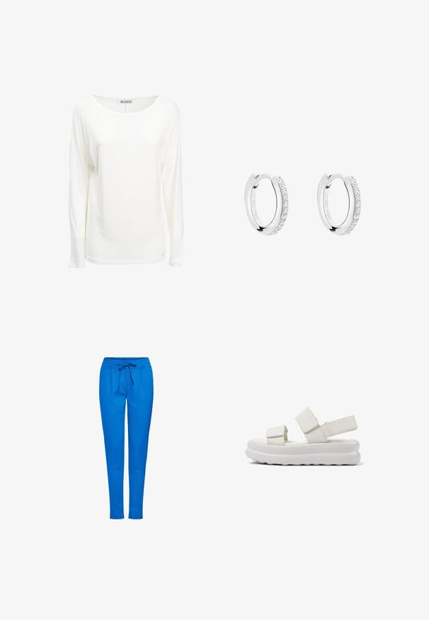 Langärmliges weißes Hemd aus weichem Stoff mit weitem Rundhalsausschnitt und lockerer Passform. Schlichtes Design ohne Muster oder Akzente.; Blaue Jogginghose aus weichem Stoff, mit einem elastischen Bund und Kordelzug, zwei Fronttaschen und einem schmal zulaufenden Bein.; Weiße sportliche Plateau-Sandale mit zwei verstellbaren Klettverschlüssen über dem Fuß und einem am Absatz, dicke gepolsterte Sohle, Seitenansicht.; Silberne Creolen mit glatter Oberfläche und einer Reihe kleiner klarer Steine entlang einer Seite. Mit einem Scharnierverschluss versehen.