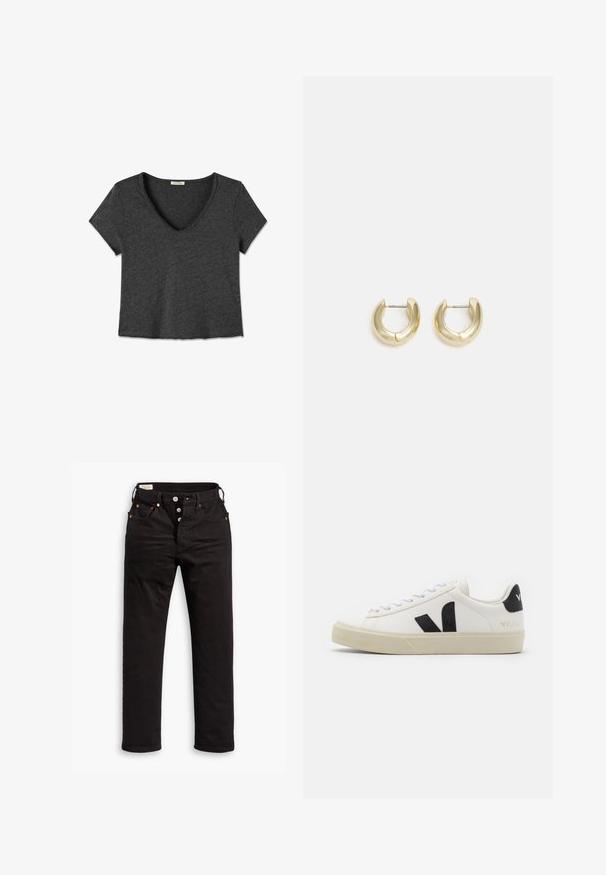 Donkergrijs cropped top met korte mouwen, een V-hals en een onafgewerkte rand aan de kraag en zoom.; Zwarte rechtlopende jeans met knoopsluiting, voor- en achterzakken, en koperen klinknagels op een witte achtergrond.; Witte leren sneaker met zwart rubberen V-logo. Getextureerde off-white zool, witte veters en een achterkant met een detail van de merknaam in het zwart.; Gouden hoepeloorbellen met een gladde, gepolijste afwerking. Beschikken over een halve cirkelvorm en een veilige postsluiting.