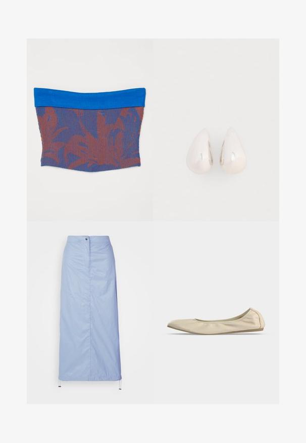 Rekbaar tube-top met een blauwe effen band aan de bovenkant. Het hoofdgedeelte heeft een gestructureerd patroon van rode en blauwe verticale strepen.; Lichtblauwe, middellange rok van soepel, lichtgewicht materiaal met een rechte snit, beschikt over een sluiting met knopen aan de voorkant en een koord in de zoom.; Beige zachte leren ballerina met afgeronde neus, laag uitgesneden zijprofiel en slanke rubberen zool op een effen witte achtergrond.; Zilveren metalen druppeloorbellen met een gladde, reflecterende oppervlakte en een druppelvorm, voorzien van een naadloos ontwerp en zonder zichtbare versieringen.