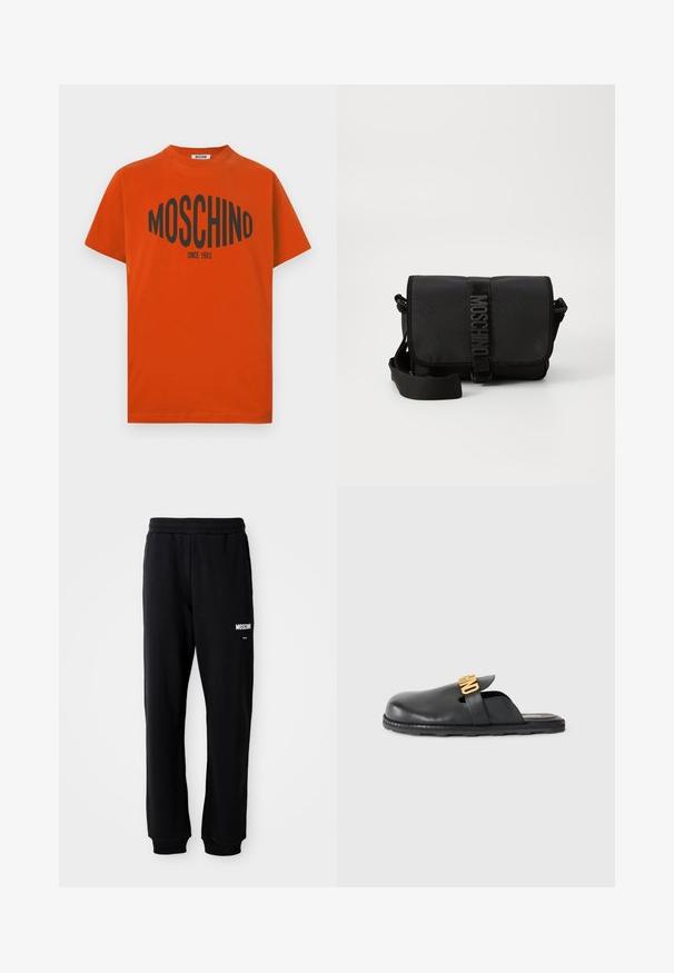 Rotes Baumwoll-T-Shirt mit einem auffälligen schwarzen "MOSCHINO"-Logo und dem Schriftzug "SINCE 1983" auf der Brust. Kurze Ärmel und abgerundeter Halsausschnitt.; Schwarze Jogginghose mit lockerer Passform, aus weichem Stoff. Mit elastischem Bund und weißem "Moschino"-Logo auf dem linken Oberschenkel.; Schwarze Leder-Mules zum Hineinschlüpfen mit einem goldfarbenen, dekorativen Riemen und einer niedrigen, strukturierten Gummisohle auf einem einfarbigen Hintergrund.; Schwarze Nylon-Crossbody-Tasche mit Klappe, ausgestattet mit einem auffälligen Logo-Gurtverschluss, verstellbarem Tragegurt und seitlichen Steppnähten.