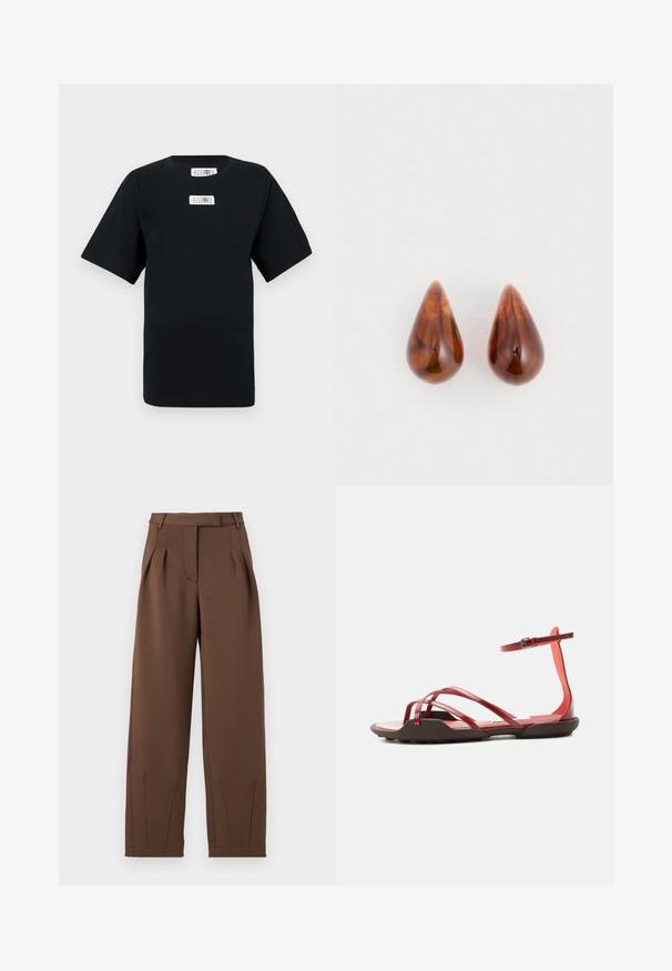 T-shirt en coton noir à manches courtes, col rond, avec deux étiquettes blanches sur la poitrine. Design simple, coupe droite, sans motifs ni accents.; Pantalons marron en tissu lisse, avec une taille haute, des plis avant et une coupe décontractée. Comprend des poches latérales et des jambes fuselées.; Sandale plate rouge avec plusieurs fines lanières, boucle à la cheville et semelle marron légèrement surélevée sur un fond clair uni.; Une paire de boucles d'oreilles en forme de goutte d'eau, brillantes et marron, avec de subtils motifs plus foncés, sur un fond blanc.