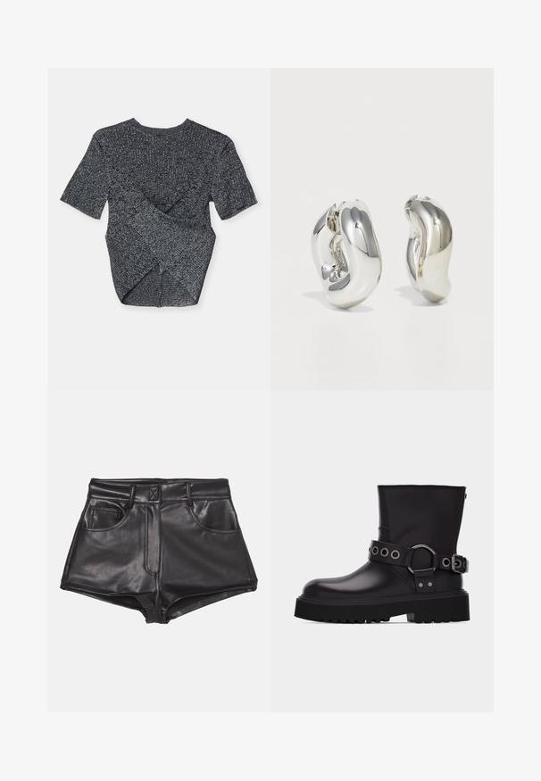 Grå kortærmet strikket top med et struktureret mønster, der har et overlapdesign bagpå og en klassisk rund halsudskæring.; Sorte faux læder shorts med høj talje, der har to frontlommer, synlige sømme og en glat overflade.; Sort læderstøvle til midten af læggen med tyk sål med slidbanemønster, dekorativ rem med sølvmetal-øjer og spænde på siden.; Sølvskulpturelle øreringe med glatte, buede former og reflekterende overflader. Har et lukket hoop-design og en markant organisk form.