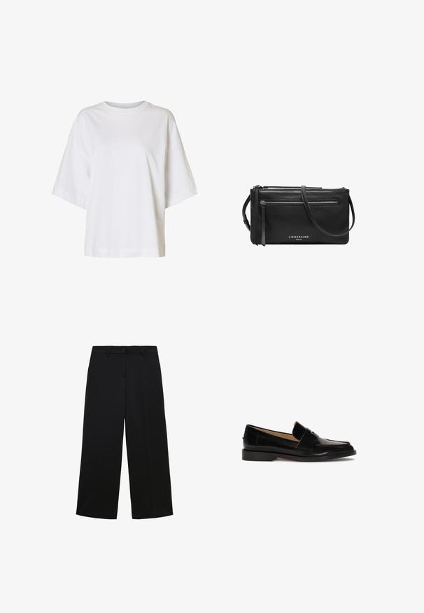 Loszittend wit T-shirt met korte mouwen, verlaagde schouders en een ronde hals op een effen achtergrond.; Zwarte wide-leg broek van lichtgewicht stof, met een knoopsluiting, voorkeurszakken en een nette, op maat gemaakte afwerking.; Zwarte leren instappers met een gladde afwerking, ronde neus en een decoratief bandje over de voorkant. Ontwerp met lage blokhak.; Zwarte leren crossbodytas met twee ritssluitingen, een slank ontwerp en een schouderriem met kwastaccenten. Merkenlogo zichtbaar.
