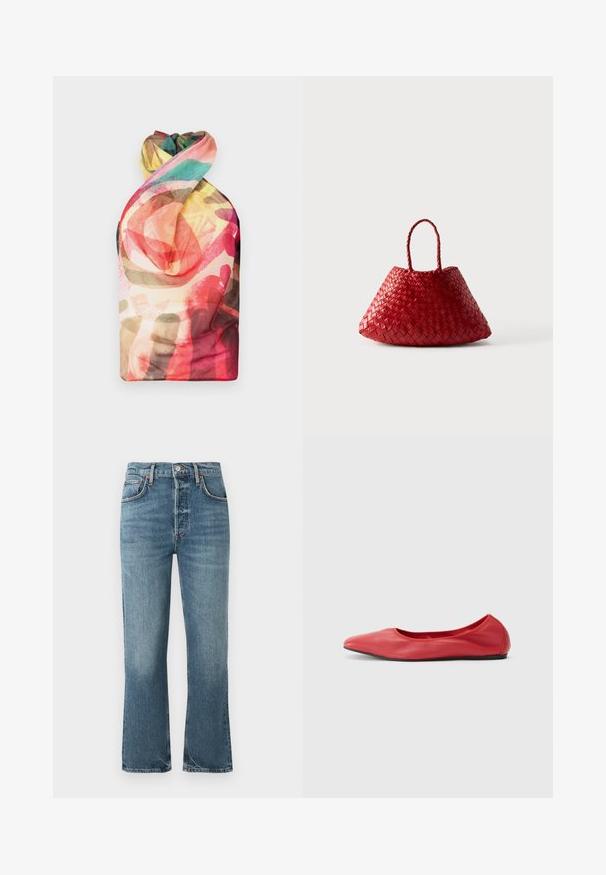 Paolina Russo WRAPPED HALTER - Top - acid brown; Hellblaue Denim-Jeans mit hoher Taille, geradem Bein und dezentem Verblassen. Verfügt über klassischen Fünf-Taschen-Stil und Metallknopfverschluss.; Filippa K REY FLATS - Klassischer Ballerina - bright red; Rote gewebte Lederhandtasche mit abgerundeter, dreieckiger Form und zwei geflochtenen Griffen auf weißem Hintergrund.