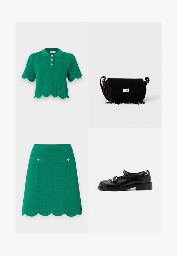Polo en maille vert à manches courtes avec texture ondulée, bords festonnés et trois boutons dorés décoratifs sous le col.; Jupe verte en maille de coupe trapèze avec motif ondulé, ourlet festonné et deux poches à rabat avant ornées de boutons décoratifs dorés.; Chaussures en cuir noir avec détails de brogue, dotées de deux sangles à boucle, d'un bout arrondi et d'un talon bas. Texture lisse avec finition brillante.; Sac bandoulière en daim noir avec fermoir doré, sangle réglable et détail à franges le long du bord inférieur sur un fond uni.