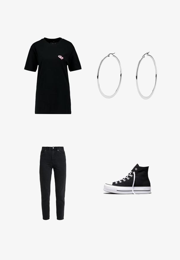 Zwarte katoenen t-shirt met ronde hals, voorzien van een roze hartvormige geborduurde tekst "F*** YOU" op de linkerborst.; High-waist zwarte spijkerbroek met voorste knoop en rits, twee voorzakken en taps toelopende pijpen op een witte achtergrond.; Zwarte hooggesloten canvas sneaker met witte rubberen zool en witte veters, zijwaarts weergegeven op een witte achtergrond.; Grote zilveren creolen met een gepolijste metalen afwerking, met een glad, circulair ontwerp en een veilige sluiting.