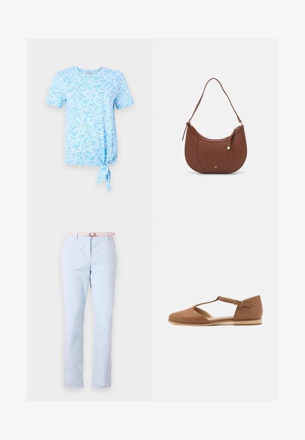 Helles blaues T-Shirt mit kurzen Ärmeln, das ein weißes Blumenmuster aufweist und auf der linken Seite am Saum eine Knoten-Details hat.; Hellblaue Chinos mit geradem Bein, aus Baumwollstoff und einem gewebten rosa Gürtel mit einer Metallschnalle. Mit flachen Fronttaschen.; Braune Lederflachschuhe mit einem Ausschnittdesign, Knöchelriemen und leichter Holzsohle. Mit abgerundetem Zehenbereich und glatter Textur.; Braune Kunstleder-Schultertasche mit geschwungener Form, minimaler Naht und goldfarbener Hardware-Akzent. Verfügt über einen oberen Reißverschluss und einen verstellbaren Trageriemen.