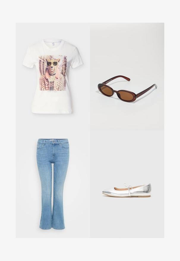 Hvid T-shirt med en gepard iført solbriller og en lyserød pletfrakke, sat op mod en bygade som baggrund.; ONLY Petite ONLANN MID - Flared jeans - light blue denim; Sølv flad sko med spids tå, lavet af metallisk syntetisk materiale. Har en tynd strop med en dekorativ sløjfe. Glat tekstur.; Runde, bruntonede solbriller med en glansfuld bordeauxramme. Slanke arme med diskret brandingdetalje. Flad linsedesign.