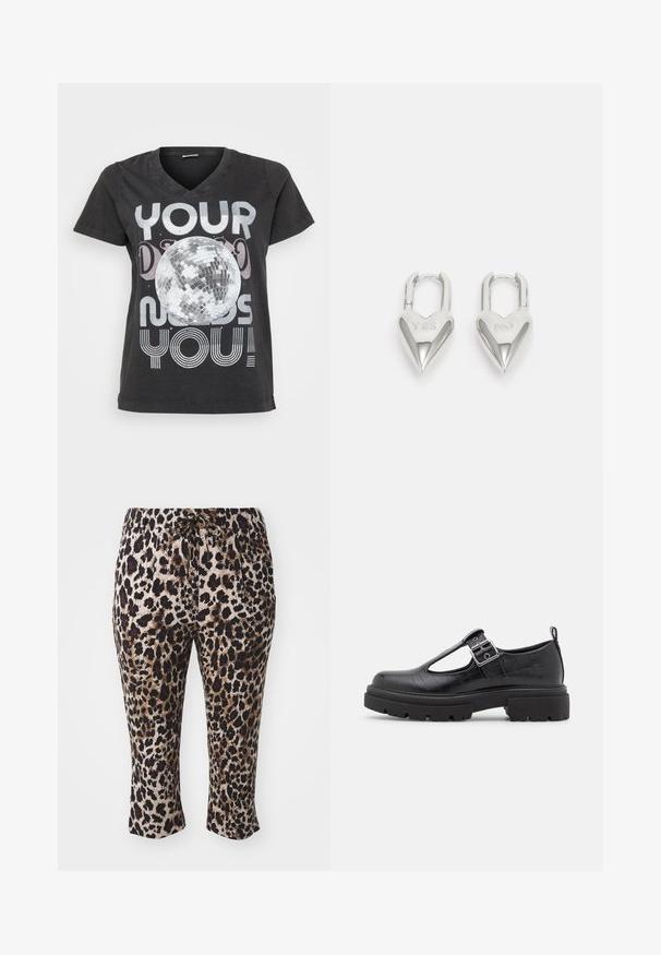 Schwarzes Baumwoll-T-Shirt mit V-Ausschnitt, kurzen Ärmeln und einem Grafikdesign eines Discokugels mit Text in metallischen und gestreiften Schriftarten.; Leopardenmuster-Hosen mit einem Gummizugbund, verkürzter Länge und glattem Stoff in Schwarz, Braun und Beige.; Schwarzer Kunstleder-Schuh mit Krokodilprägung, runder Zehenpartie, Knöchelriemen mit metallicschnalle und einer robusten Gummisohle.; Silberne herzförmige Vorhängeschlösser mit eingravierten "JA"- und "NEIN"-Texten, polierte Oberfläche, symmetrisches Design und einem robusten Metallverschluss.