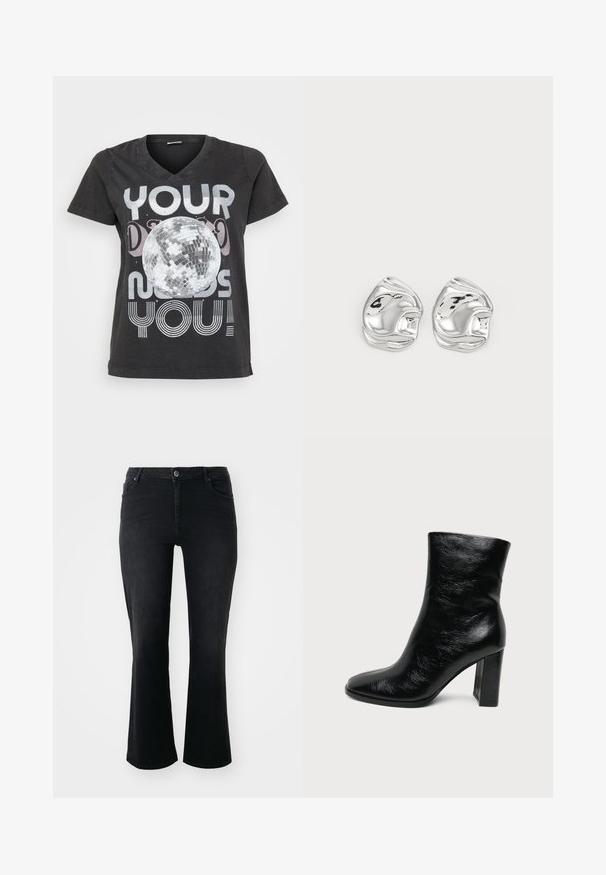 Zwarte katoenen T-shirt met V-hals, korte mouwen en een grafisch ontwerp van een discobal met tekst in metallic en gestreepte lettertypen.; Zwarte denim jeans met een middelhoge taille, een knoop aan de voorkant, twee voorkruiszakken, twee achterzakken en een flared model.; Zwarte glanzende leren enkellaars met een afgeronde neus en een stevige hoge hak op een effen lichte achtergrond.; Zilveren abstracte studs met een gepolijste afwerking, met gladde rondingen en subtiele contouren. Geen zichtbare patronen of accenten.