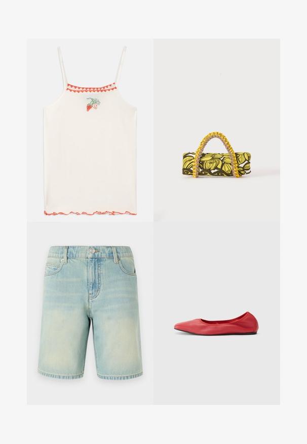 Weiße Spaghettiträger-Bluse mit roten gestickten Erdbeeren und einem gewellten roten Saum am Ausschnitt und am Bund.; Hellblaue Denim-Shorts mit einem verblassten Finish, ausgestattet mit einem Fünf-Taschen-Design, sichtbaren Nähten und einem Metallknopfverschluss am Bund.; Filippa K REY FLATS - Klassischer Ballerina - bright red; Rechteckige Tasche mit gelbem und schwarzem Blumenmuster und geflochtenem gelb-pinkem Griff auf weißem Hintergrund.