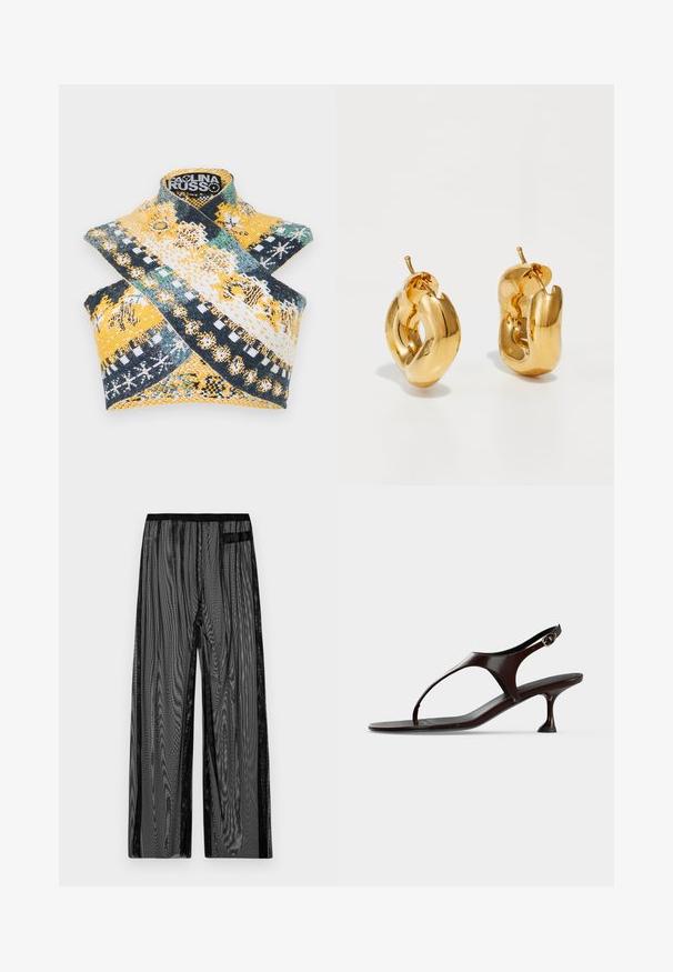 Paolina Russo WARRIOR CROSSOVER - Top - indigo; Schwarze Netz-Hosen mit weitem Bein, ausgestattet mit einem schwarzen elastischen Bund und seitlichen Einschubtaschen. Strukturierter, leichter Stoff.; Dunkelbraune Lackleder-Slingback-Sandale mit kittenabsatz und Zehensteg auf weißem Hintergrund.; Fette goldene Creolen mit einem leicht verdrehten, röhrenförmigen Design und Steckverschlüssen auf einem weißen Hintergrund.