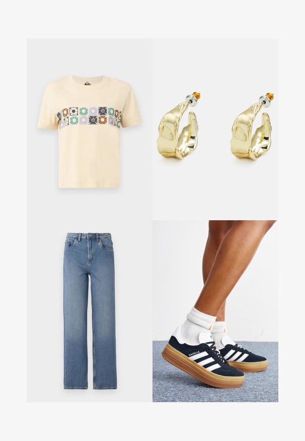Sahnefarbendes Baumwoll-T-Shirt mit einem horizontalen Blockmuster aus stilisierten Blumen in verschiedenen Farben. Kurzärmelig und mit Rundhalsausschnitt.; Hochgeschnittene blaue Jeans mit geradem Bein. Verfügt über ein klassisches Fünf-Taschen-Design und dezente Ausbleichungen auf der Vorderseite.; Beine mit weißen Socken und schwarzen Adidas Gazelle Sneakers mit weißen Streifen und dicken braunen Sohlen auf einem grauen Teppichboden.; Goldfarbene Ohrringe in Form abstrakter Hände, mit einer glänzenden Oberfläche, filigranen Details und einem Silber- und Goldstift für sicheren Halt.
