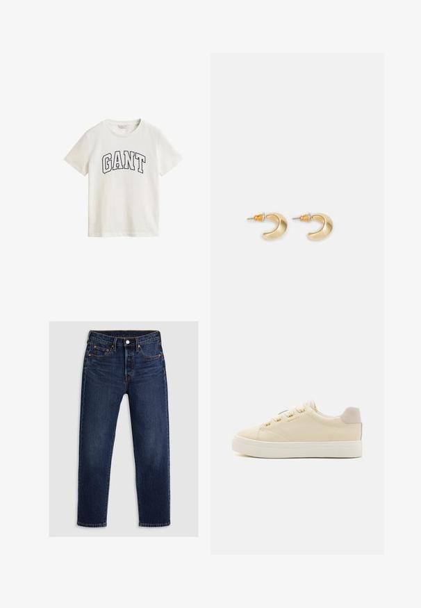Λευκό T-shirt με κοντά μανίκια, στρογγυλή λαιμόκοψη και μεγάλο μαύρο περίγραμμα κειμένου "GANT" στο στήθος.; Σκούρο μπλε τζιν παντελόνι με ίσια εφαρμογή. Διαθέτει φερμουάρ με κουμπί, πέντε τσέπες και ραφές σε αντίθεση.; Beige δερμάτινα αθλητικά παπούτσια με λεία υφή, στρογγυλή μύτη, επίπεδη λευκή σόλα και χρυσές λεπτομέρειες. Γκρι σουέτ ταμπά στον λαιμό. Λογότυπο GANT στο πλάι.; Χρυσά σκουλαρίκια σε σχήμα ημισέληνου με λεία επιφάνεια, που διαθέτουν πορτοκαλί λεπτομέρειες κοντά στον κρίκο και ασημένια εξαρτήματα.