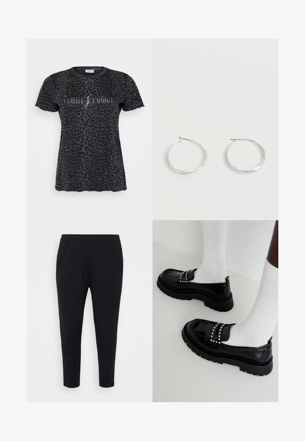 ONLY Carmakoma CARMIKO WASHED SS REG TEE JRS - Camiseta estampada - phantom; Pantalones negros de corte relajado, con cinturilla elástica y suaves pliegues. Confeccionados en una tela suave, con piernas ajustadas y sin bolsillos.; Zapatos de charol negros con suela gruesa, adornados con tachuelas plateadas y detalles en ondas, llevados con calcetines blancos.; Pendientes de aro de metal plateado con superficie lisa y ligeramente curvada y cierre de tipo mosquetón sobre un fondo blanco liso.