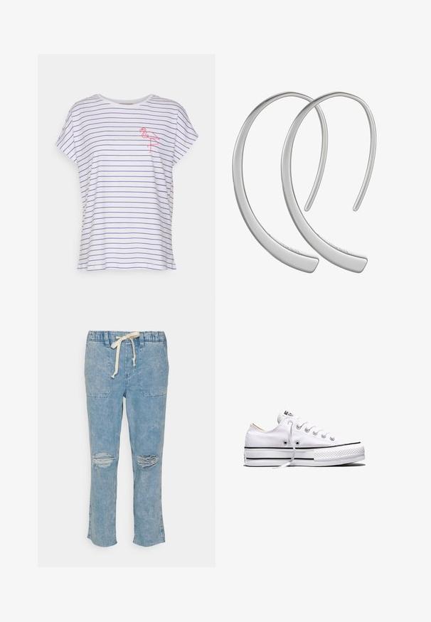 Hvid T-shirt med vandrette blå striber, korte ærmer, en afslappet pasform og en pink flamingo broderet på venstre bryst.; Lyseblå denim jogger bukser med elastisk talje, snor, to frontlommer og synlige slidteknikker ved knæene.; Hvid lavtop lærredssneakers med hvide snørebånd, sorte striber på sålen og gummieret tekstureret tåhætte, sidevendt på hvid baggrund.; Sølvfarvede metal hoops øreringe med en glat, blank overflade og buet halvmåneform, der har et minimalistisk design uden synlige mønstre.