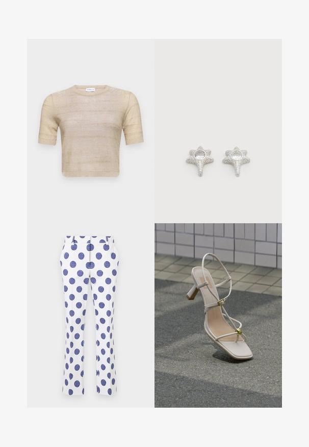 Kortærmet, cropped sweater i lys beige med metallisk glimmer. Glat tekstur med vandrette striber og en rund halsudskæring.; Hvide bukser med store blå prikker, med flad front, to sidelommer og lige ben. Glat stoffrist.; Beige sandal med hæl og stropper, guldspænde og dekorativ guldkugle, på brostensbelagt underlag nær flisebelagt væg.; Sølv ørestikker formet som stjerner med tekstureret overflade, med en rund, klar ædelsten i midten. Glitrende finish øger det visuelle udseende.