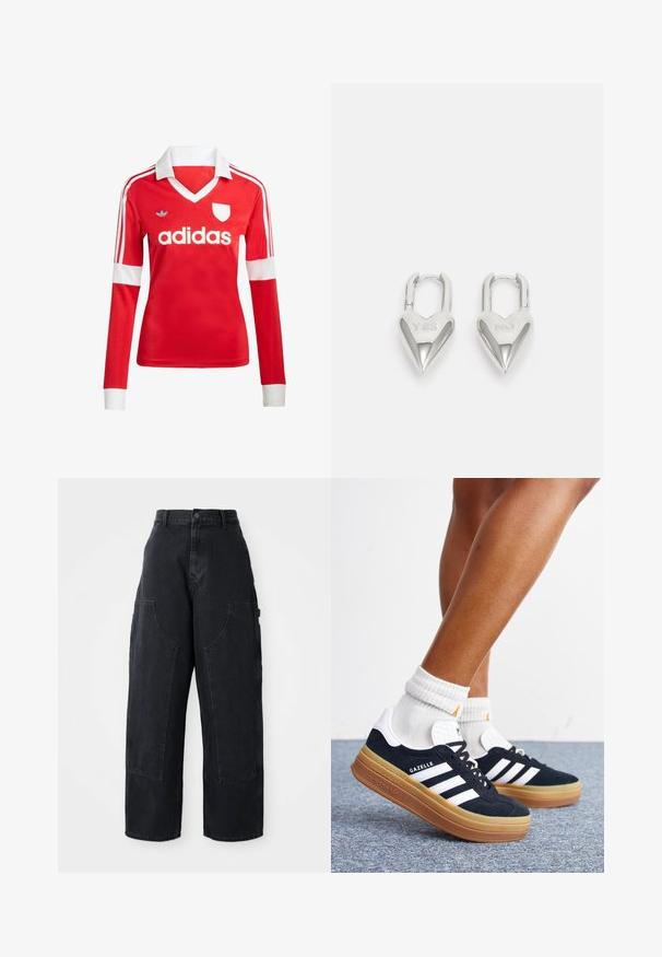 Červený futbalový dres s dlhým rukávom a bielym golierom a manžetami. Na ramenách sú tri biele pruhy a výrazne zobrazené logo "adidas".; Čierne denimové široké nohavice s vysokým pásom, dvoma veľkými prednými vreckami a gombíkovým zapínaním na páse. Hladká textúra, ležérny dizajn.; Nohy v bielych ponožkách a čiernych teniskách Adidas Gazelle s bielymi pruhmi a hrubými hnedými podrážkami na sivom koberci.; Strieborné zámky v tvare srdca so vygravírovanými nápismi "ÁNO" a "NIE", leštený povrch, symetrický dizajn a robustný kovový uzáver.