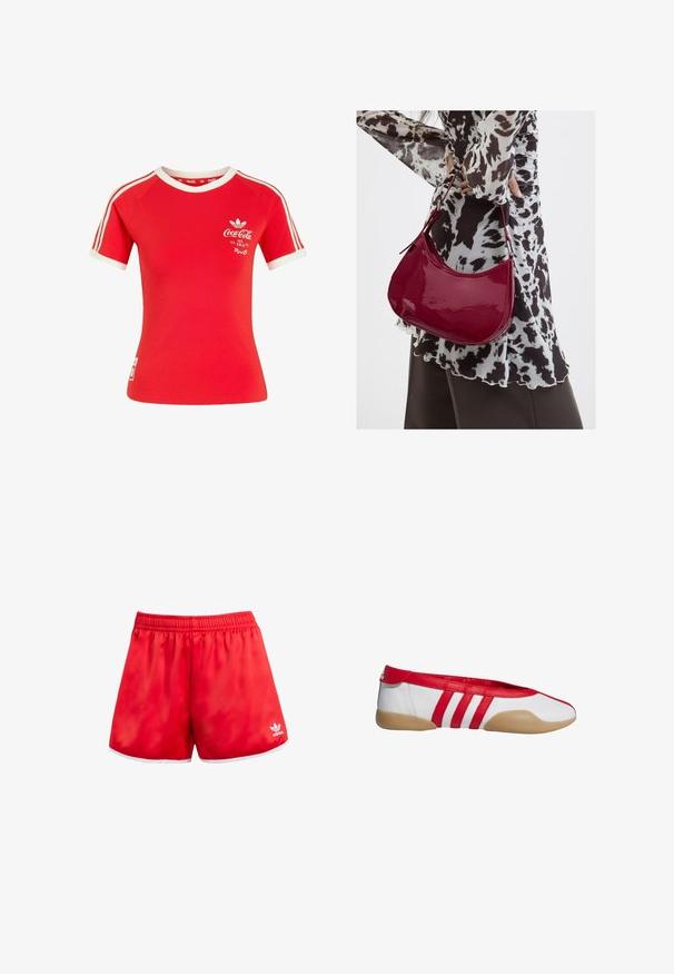 Rotes Adidas T-Shirt mit kurzen Ärmeln, weißen Streifen an den Ärmeln, weißem Kragen und Coca-Cola-Logo mit dem Schriftzug „Ice Cold“ auf der Brust.; Rote Sportshorts mit elastischem Bund, weißem Saum und einem subtilen Glanz. Mit dem weißen Adidas-Logo auf der unteren linken Seite.; Roter und weißer Ballerina mit abgerundetem Zehenbereich, aus glattem synthetischem Material gefertigt. Verfügt über drei rote Streifen und eine beige Gummisohle.; Frau trägt eine schwarz-weiß gemusterte Bluse und hält eine glänzende rote Schultertasche vor einem einfarbigen Hintergrund.