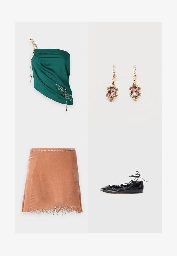 Top drapeado en color teal con tejido texturizado, tirantes ajustables con cuentas y detalles bordados en colores contrastantes a lo largo del dobladillo.; Rabanne Minifalda - pink; Bailarinas de charol negro con detalles recortados y cierre de cordones. Presentan puntera redondeada y acentos decorativos perforados.; Pendientes de gota de oro con piedras centrales alargadas de color rosa rodeadas de pequeños cristales claros, además de cristales claros a lo largo de los ganchos.