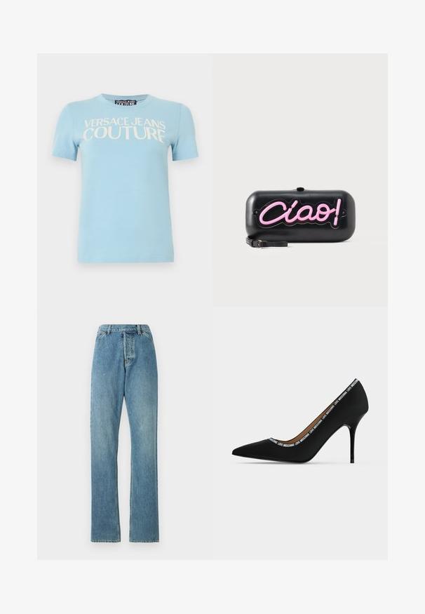 Svetlomodré tričko s krátkym rukávom s nápisom "VERSACE JEANS COUTURE" vo veľkých bielych písmenách na hrudi a okrúhlym výstrihom.; Svetlomodré denimové džínsy s rovnými nohavicami, päť vrecami a viditeľným pásom. Štruktúra je mierne opotrebovaná, ale intaktná.; Čierna špicatá vysoká topánka s ihličkovým opätkom a textovou lemovkou "LOVE MOSCHINO" pozdĺž okraja otvoru, bočný pohľad na bielom pozadí.; Čierna obdĺžniková kabelka s ružovým neónovým nápisom "Ciao!" a malým čiernym remienkom na zápästie na bielom pozadí.