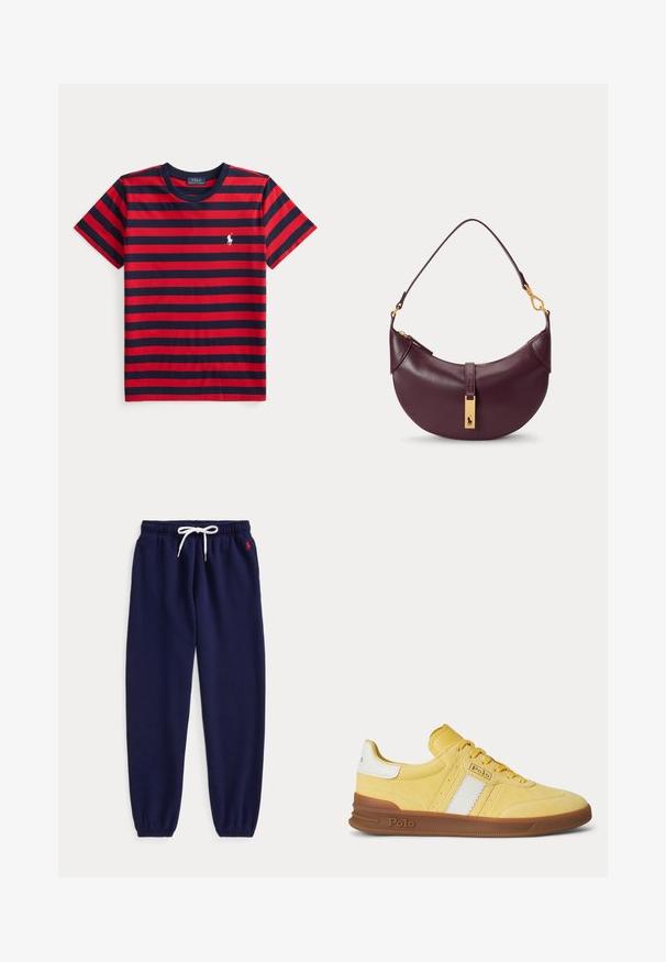 Kurzärmeliges T-Shirt mit Rundhalsausschnitt, roten und dunkelblauen horizontalen Streifen und kleinem weißen Polo Ralph Lauren Logo auf der linken Brust.; Marineblaue Jogginghose mit weißem Kordelzug in der Taille und elastischen Bündchen, mit kleinem roten Logo nahe der linken Tasche bestickt.; Gelber Wildleder-Sneaker mit weißen Streifen, brauner Sohle und Polo-Logo an der Seite und an der Sohle, vor einfarbigem Hintergrund gezeigt.; Kleine dunkelviolette Leder-Umhängetasche mit goldfarbenem Reißverschluss und goldfarbenem rechteckigem Logoschild am vorderen Riemen.