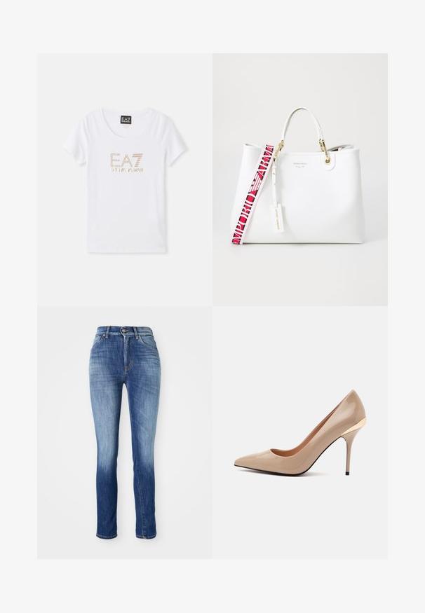 T-shirt en coton blanc avec un col rond, arborant un logo en strass doré "EA7 EMPORIO ARMANI" centré sur le devant.; Jean skinny en denim bleu moyen, avec un effet délavé, un design à cinq poches, des passants de ceinture et une fermeture à bouton métallique.; Escarpin beige brillant à talon haut avec bout pointu et talon fin, avec un petit détail doré près du talon sur un fond gris clair uni.; Sac tote blanc avec des détails en or, incluant une bandoulière colorée portant l'inscription "Emporio Armani" et une étiquette, sur fond uni.