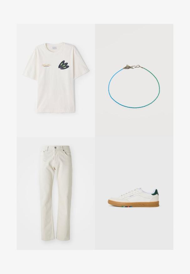 Cremfarbener Baumwoll-T-Shirt mit einem dunklen Schallplattendesign in grün mit goldener Schrift auf der Vorderseite. Kurze Ärmel, Rundhalsausschnitt.; Helle beige Jeans aus Baumwolle mit geradem Bein, fünf Taschen und silbernem Metallknopfverschluss.; Weiße Leder-Sneaker mit Perforationsdesign, Gummisohle, grünem Fersenakzent und buntem Streifenmuster an der Seite.; Zartes Perlenarmband mit kleinen blauen und grünen quadratischen Perlen und einem silbernen Hakenverschluss auf weißem Hintergrund.