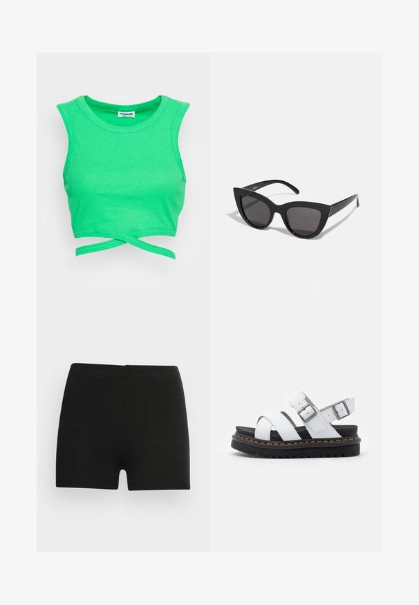 Zöld csíkozott crop top ujjatlan kialakítással és kerek nyakkivágással. A deréknál lapedzést imitáló lezárással rendelkezik. Texturált anyag.; Fekete pamut sort, testhez simuló fazonnal és rugalmas derékrésszel. Sima textúra, combközép hosszúság, látható minták vagy díszítések nélkül.; Fehér bőrszandál állítható csat pántokkal, rétegzett fekete talppal és narancssárga varrással a szélein.; Fekete macskaszem napszemüveg matt felülettel, szürke árnyalatú lencsékkel, éles vonalakkal és karcsú oldalsó karokkal. A márkaneve látható a belső karon.