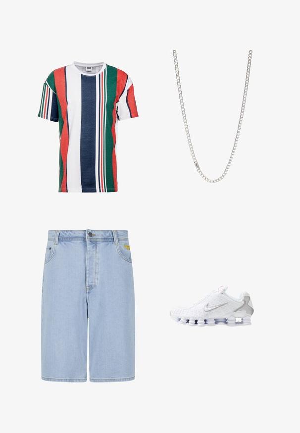 KurzesT-Shirt mit abwechselnden Streifen in Rot, Grün, Blau und Weiß. Aus Baumwollmaterial, mit Rundhalsausschnitt und lockerer Passform.; Hellblaue Jeansshorts mit Seiten- und Gesäßtaschen, Gürtelschlaufen, vorderem Knopf und Reißverschluss sowie kleiner gelber Stickerei auf der rechten Tasche.; Weiße Sportschuhe mit einer strukturierten Oberseite, einem silbernen Swoosh-Logo, Mesh-Einsätzen und einer markanten, segmentierten weißen Sohle.; Silberne Kettenhalskette mit ineinandergreifenden Gliedern, glatter Textur und einheitlicher rechteckiger Form. Sicherer Verschluss.