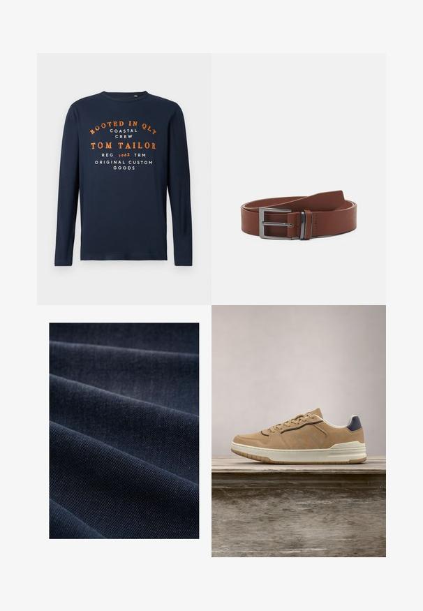Marineblaue Langarmshirt mit Rundhalsausschnitt, bedruckt mit orangefarbenem und weißem Text: "VERWURZELT IN QLY COASTAL CREW TOM TAILOR 1962 ORIGINAL CUSTOM GOODS."; Dunkelblaue Denim-Stoff mit geripptem Muster, das Falten und Wellen zeigt und somit sein Gewicht und seine Strapazierfähigkeit betont.; Beige Wildlederschuhe mit weißer Gummisohle, ausgestattet mit beigen Schnürsenkeln, marineblauen Akzenten und perforierten Details im Zehenbereich.; Brauner Leder-Gürtel mit glatter Textur, ausgestattet mit einer silbernen Metallschnalle und minimalistischem Design. Der Gürtel hat ein abgerundetes Ende und präzise Nähte.