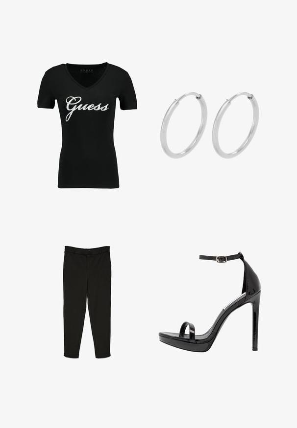 Camiseta negra de cuello en V hecha de algodón, con un gran logo blanco "Guess" adornado con acentos de strass, mangas cortas y un diseño ajustado.; Pantalones negros de tela tejida, con un diseño de corte recto, parte delantera plana y puños en los tobillos para un aspecto estilizado.; Steve Madden MILANO - Sandalias de tacón - black; Pendientes de aro de plata, forma circular, textura lisa y brillante, y ancho constante en toda su extensión. Diseño minimalista sin acentos adicionales.