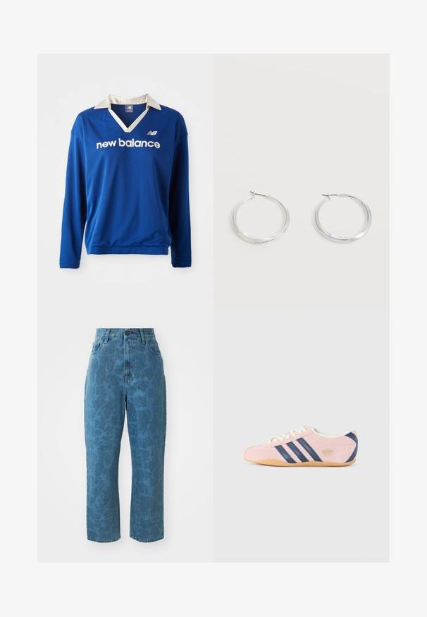 Haut de sport bleu à manches longues avec un col blanc, texture en maille et logo "new balance" en blanc sur la poitrine.; Jean en denim bleu clair avec une texture à motif subtil, taille haute et coupe droite. Doté d'une fermeture à bouton et à glissière à l'avant.; Baskets rose clair en daim avec des rayures et des accents bleu marine. Présentent une languette et des lacets crème léger, avec une semelle en caoutchouc gomme.; Boucles d’oreilles créoles en métal argenté avec une surface lisse légèrement incurvée et des fermoirs à clapet sur un fond blanc uni.