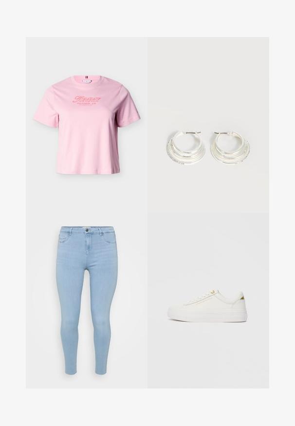 Hellrosa T-Shirt mit kurzen Ärmeln und rotem "Tommy Hilfiger, Co. Los Angeles, CA, USA" Text auf der Brust.; Helle blaue Skinny-Jeans aus Denim, mit Knopfverschluss, fünf Taschen und einer glatten, leicht gewaschenen Textur.; Niedrig geschnittene weiße Sneaker mit goldenen Akzenten, strukturiertem Obermaterial, weißen Schnürsenkeln und "Tommy Hilfiger"-Branding an der Seite.; Silberne Creolen mit drei geschichteten halbkreisförmigen Bändern, eines davon verziert mit kleinen klaren Kristallen auf hellem Hintergrund.