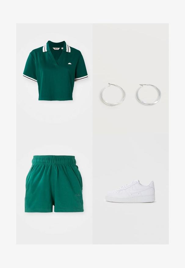 Grøn, kortærmet polo skjorte lavet af bomuld, med V-hals, korte ærmer med hvide og marinefarvede striber, og et lille logo på brystet.; Grønne elastiske casual shorts med sidelommer og en diskret logo på højre ben.; Hvide Nike Air Force 1 sneakers med læderoverdel, rund tå, snørelukning, polstret krave og struktureret gummisål.; Sølvfarvede metaloorringe med glat, let buet overflade og låsemekanisme på en ensfarvet hvid baggrund.
