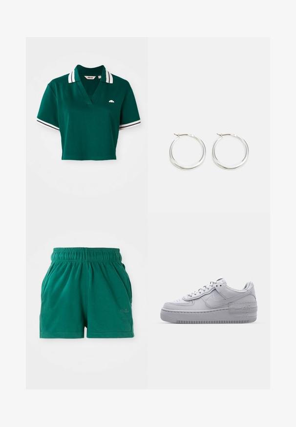 Groene cropped polo shirt van katoen, met een V-hals, korte mouwen met witte en marineblauwe strepen, en een klein logo op de borst.; Groene casual shorts met elastische taille en zijzakken, met een subtiele logo op het rechterbeen.; Grijze Nike Air Force 1 sneaker met geperforeerde neus, glad leren bovenwerk, dikke zool en verhoogde 'AIR' details op de hiel.; Zilveren hoop oorbellen hebben een glad, rond ontwerp met een dun profiel en een veilige sluiting. Minimalistische stijl met een gepolijste afwerking.