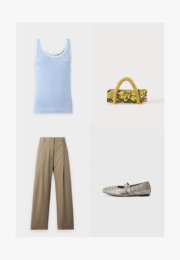 Débardeur côtelé bleu clair avec bordure blanche autour du col et des manches, avec un petit logo "Stine Goya" sur la poitrine.; Pantalons larges couleur khaki en mélange de coton, dotés d'une fermeture à bouton, de poches latérales et d'une texture lisse avec un léger éclat.; Chaussure plate grise à bout rond, ornée de clous métalliques, avec une sangle latérale présentant un détail de boucle en argent. Texture lisse.; Sac rectangulaire avec motif floral jaune et noir et anse tressée jaune et rose sur fond blanc.