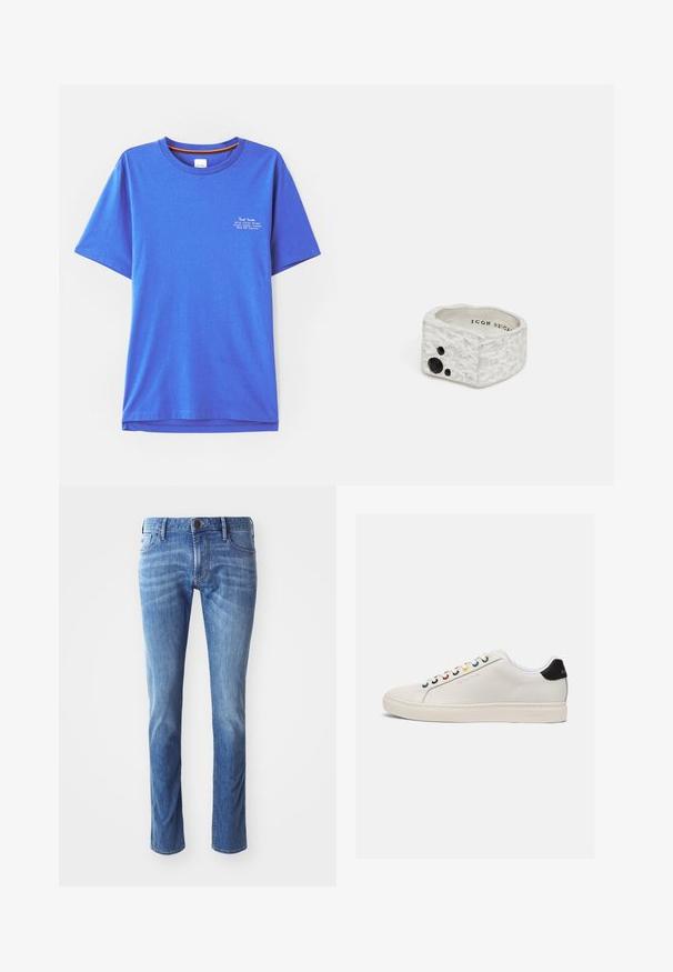 Blå bomulds T-shirt med korte ærmer, rund hals, med hvidt trykt tekst i øverste venstre hjørne. Glat tekstur og afslappet pasform.; Lysblå denim jeans med lige ben-design, der har traditionelle fem-lomme detaljer og diskret falmning mod knæene.; Hvide lædersneakers med en let afrundet tå, flad sål, multikolorede snørehuller, sort hælflap og præget logo på siden.; Sølv tekstureret ring med uregelmæssig form, der har en sort ædelstensaccent og indgraveret branding indeni.