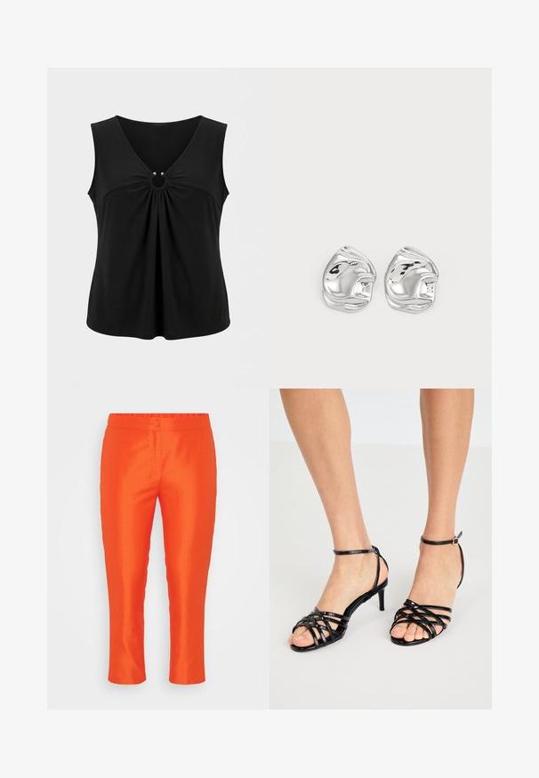 Sort ærmeløs top med V-hals og centralt udskæringsdetalje samlet med to små sølvperler, løs pasform.; Lys orange, slim-fit bukser med elastisk talje, enkelt knaplukning og glat tekstur. Ingen synlige lommer.; Sorte ankelstropper højhælede sandaler med blank overflade. Ankelrem med spænde. Åben tå design med krydsdetaljer.; Sølv abstrakte stud øreringe med en poleret finish, der har glatte kurver og subtile konturer. Ingen synlige mønstre eller accenter.