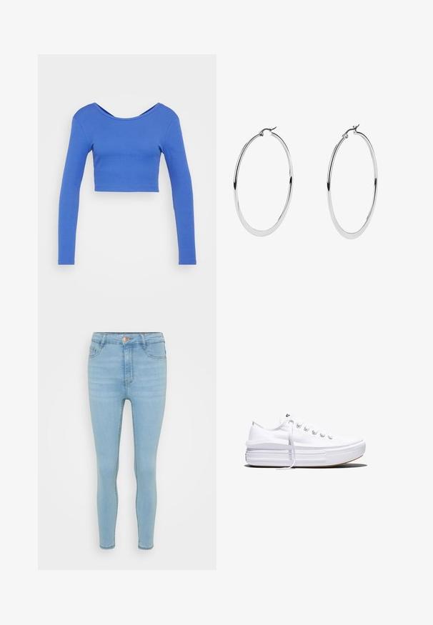 Langsleeve, cropped top van ribbelstof in een levendige blauwe kleur. Heeft een brede halslijn en een getailleerde silhouette. Soepele textuur.; Lichtblauwe skinny jeans van denim met een hoge taille, voorzien van een sluiting met een knop en rits aan de voorkant, vijf zakken en subtiele vervaging.; Witte lage canvas sneaker met dikke plateauzool, veters aan de voorkant en rubberen toeskap met structuur, zijaanzicht.; Grote zilveren creolen met een gepolijste metalen afwerking, met een glad, circulair ontwerp en een veilige sluiting.