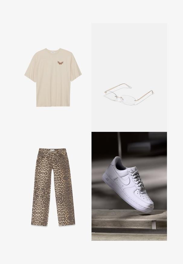 Beige bomulds t-shirt med korte ærmer, der har et lille brunt grafisk motiv af vinger og teksten "SLEEPY CLUB" på brystet.; Leopardskindede denimjeans med en neutral beige og brun farvepalet, lige ben-design og traditionelle lomme-detaljer.; Hvid Nike Air Force 1 sneaker svævende over en betonoverflade med skygger i et minimalistisk miljø.; Guldmetal briller med ovale linser, slanke arme og klare næsepuder. Har subtile hængsel accenter og gennemsigtige linser.