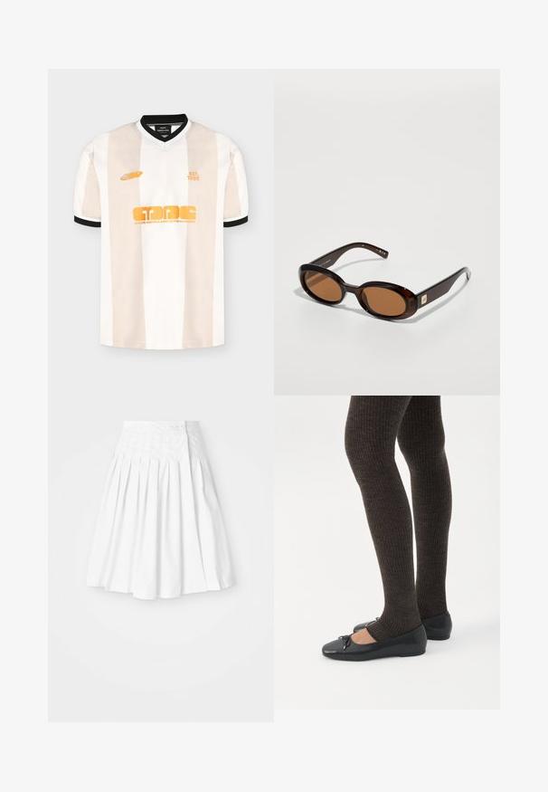 Beige-weiß gestreiftes Sporttrikot mit kurzen Ärmeln und schwarzer Umrandung, orangefarbener Schriftzug "Mads Nørgaard Copenhagen" und "EST. 1986" auf der Vorderseite.; Weißer, plissierter Rock mit einem taillierten Bund, der über einen Knopfverschluss an der Seite verfügt und eine glatte, knackige Textur aufweist.; Beine in dunklen, gerippten Leggings kombiniert mit schwarzen Ballerinas mit kleinen Schleifendetails auf weißem Hintergrund.; Braune Schildpatt-Sonnenbrille mit ovalen Gläsern, ausgestattet mit einem dünnen Rahmen und einem kleinen metallischen Akzent an der Seite. Texturierte und polierte Oberfläche.