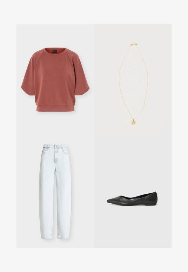 Staubiges Rosenrosa Sweatshirt mit kurzen Raglanärmeln und geripptem Saum sowie kleinem Logo nahe dem unteren Rand.; Hellblaue, locker sitzende Jeans mit hoher Taille, Vordertaschen und Knopfverschluss vor einfarbigem Hintergrund.; Schwarze Leder-Ballerinas mit spitzem Zehenbereich, niedrigem Absatz und glatter Textur. Minimalistisches Design mit einem dezenten seitlichen Akzent.; Zarte goldene Halskette mit rundem Anhänger, der ein kleines, bärenförmiges Charme-Element enthält, auf weißem Hintergrund.