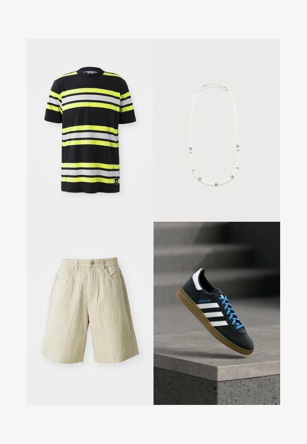 Zwarte T-shirt met horizontale strepen in neon geel, wit en zwart. Heeft een ronde hals en een Adidas-logo op de linksonder.; Beige geruite shorts van lichtgewicht stof, met twee zijzakken, een knoopsluiting en een ontspannen pasvorm.; Zwarte Adidas-sneaker met witte strepen, blauwe veters en een gumzool die boven een grijze betonnen trede zweeft in zacht licht.; Witte parelketting met zilveren strass tussenstukjes en een zilveren ketting sluiting, weergegeven tegen een eenvoudige lichte achtergrond.