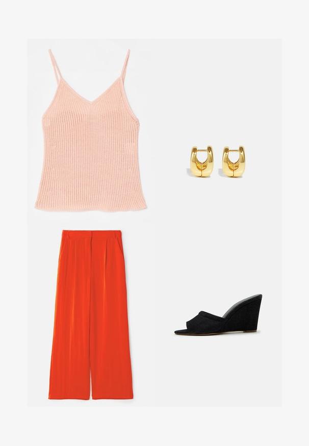 Camisole en tricot de couleur pêche, avec des bretelles réglables fines, un décolleté en V, une texture côtelée et un ourlet droit.; Pantalons larges en tissu rouge vif, avec une texture lisse, deux poches latérales et une taille ajustée avec des plis.; Sandale compensée noire avec un bout ouvert et un dessus en tissu courbé avec une finition texturée. Le talon compensé mesure environ 8 cm de hauteur.; Boucles d'oreilles en or avec un design élégant et arrondi. Présentent un centre creux et une surface brillante, complétant les styles modernes.